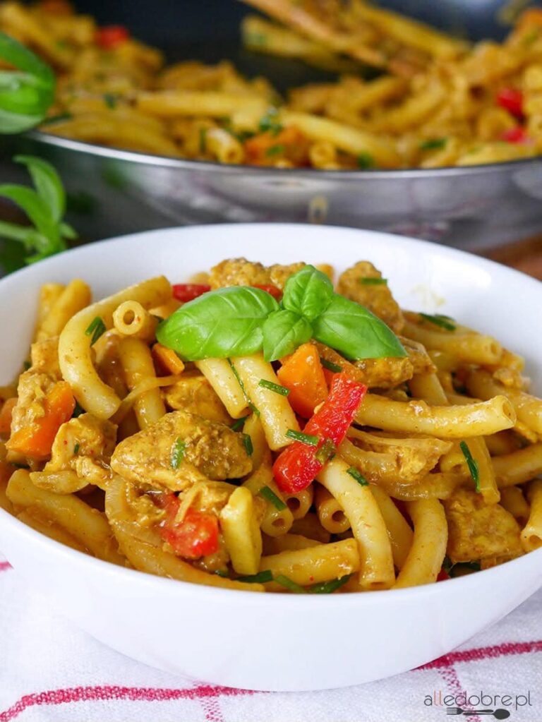 Kurczak curry z makaronem i warzywami 