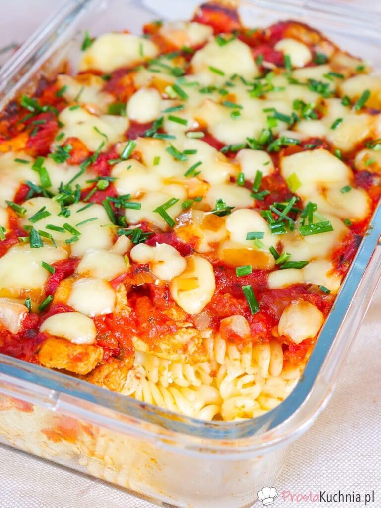 Zapiekanka z kurczakiem, makaronem i mozzarellą