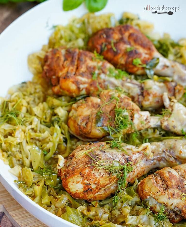 Pałki z kurczaka duszone na młodej kapuście