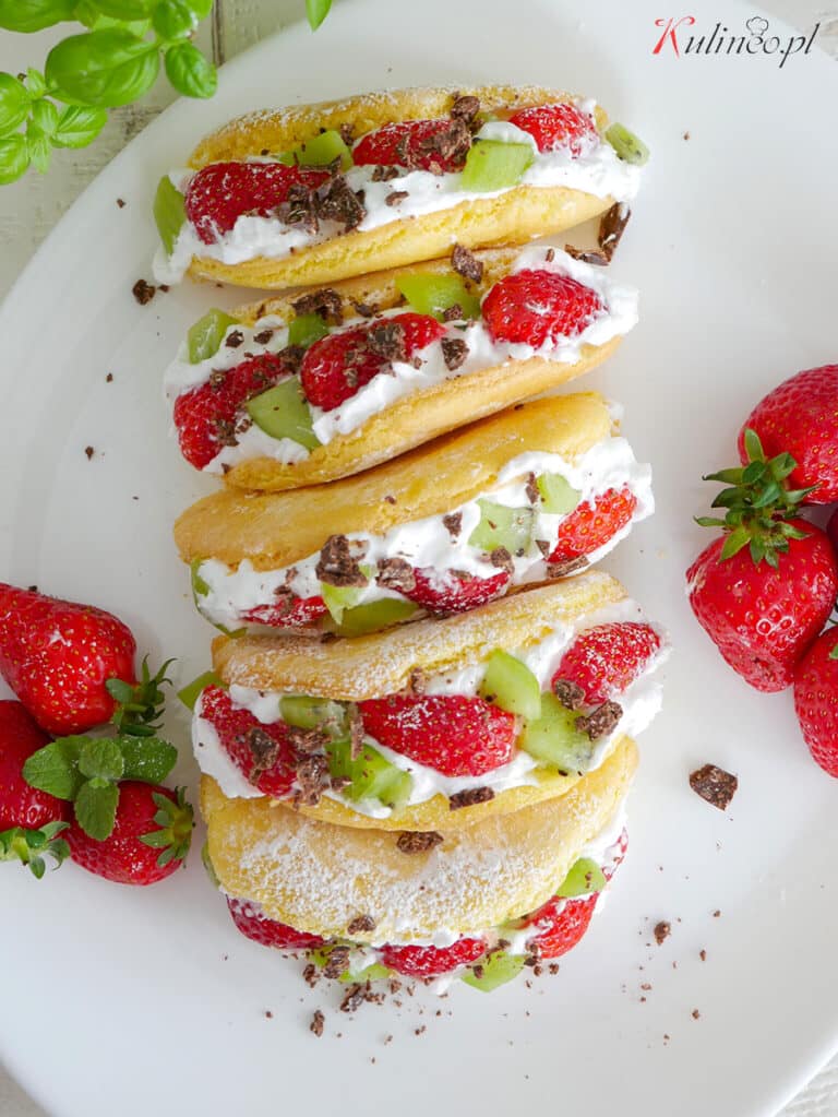 Mini omleciki z owocami i bitą śmietaną 